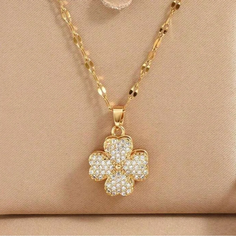 Elegant Gold Flower Pendant Necklace